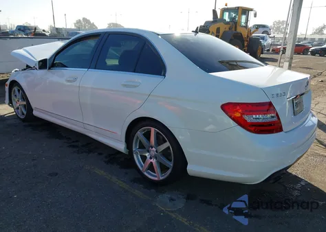 2014 Mercedes-Benz C 250 Sport z USA, uszkodzony, nr VIN WDDGF4HB5EG233743